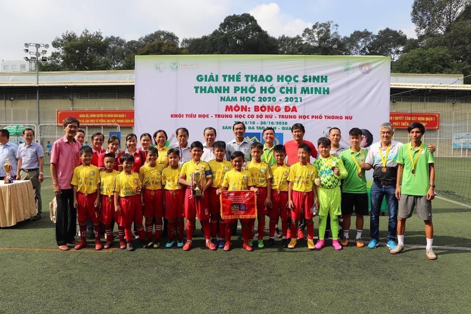 Đặng Văn Ngữ Vô địch môn bóng đá nam khối tiểu học TP. Hồ Chí Minh năm học 2020 - 2021.